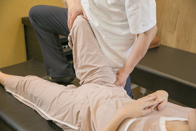股関節 の 痛み を 和らげる 方法