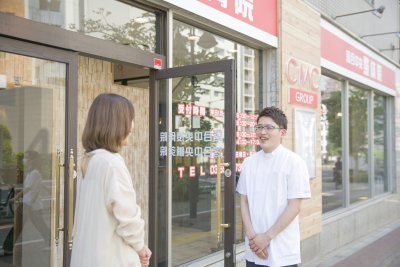 外観で話している様子