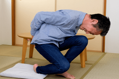 ぎっくり腰になってしまった男性