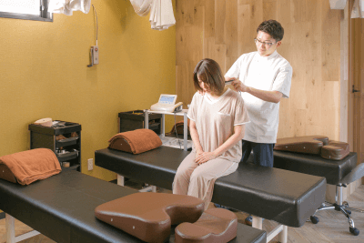 落合中央接骨院でのハイボルトの施術風景