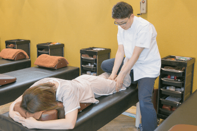 落合中央接骨院で様々な施術をする様子